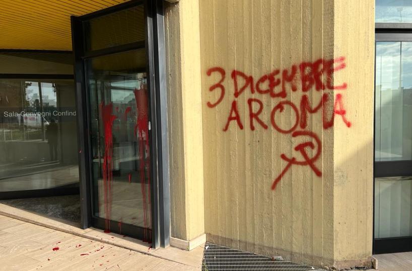 Bari, vandalizzata a colpi di vernice rossa la sede di Confindustria 