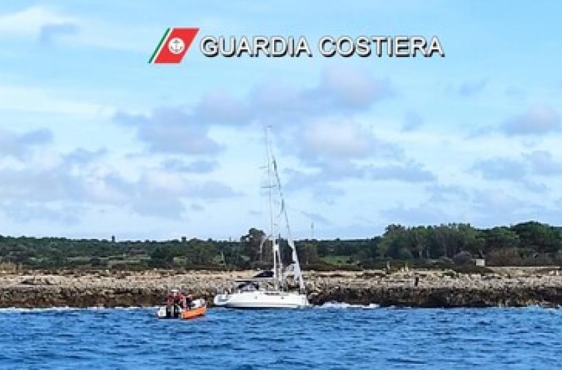 Barca a vela incagliata tra gli scogli del Salento, a bordo solo cibo e vestiti