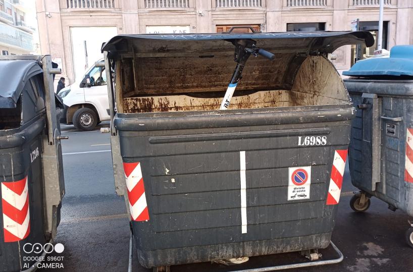 Bari, «parcheggio creativo» per un monopattino a noleggio, nel cassonetto spazzatura