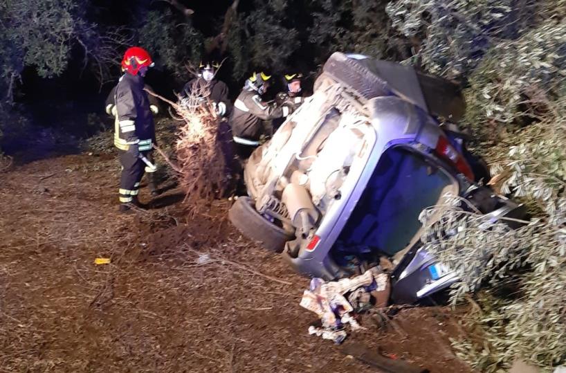 Auto fuori strada si ribalta e finisce contro un albero: due giovani muoiono nel Foggiano