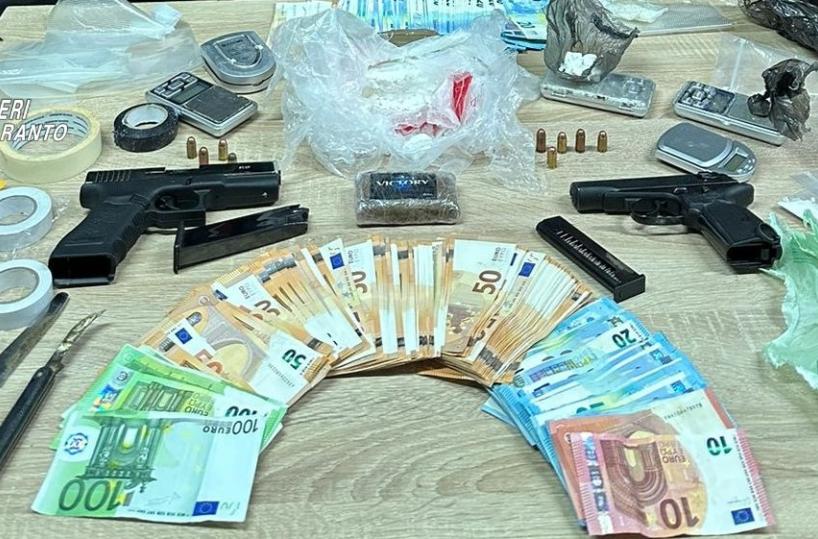 Castellaneta, 35enne custodisce armi e droga nel garage: arrestato