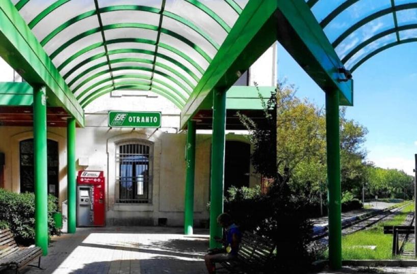 Otranto, senza biglietto sul treno sferra testata a un agente e lo ferisce: arrestato 22enne