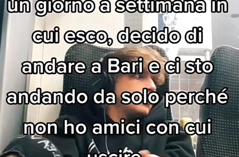 «Vado a Bari da solo, non ho amici con cui uscire»: il video va virale e riceve una valanga di inviti