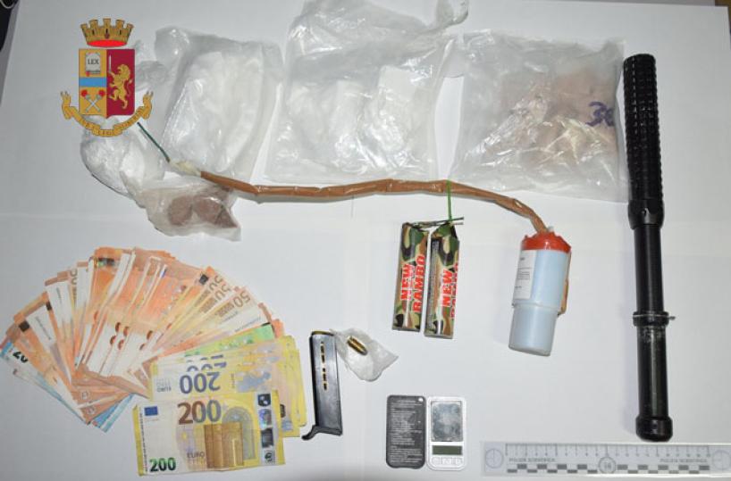 Droga, armi e denaro scoperti in auto: due arresti a Lecce 