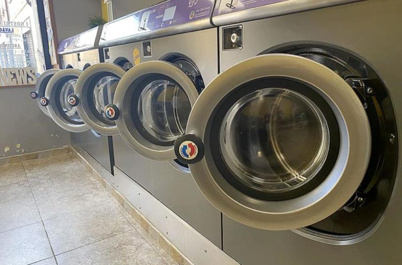 Brindisi, immobilizza donna in lavanderia e tenta di baciarla: arrestato