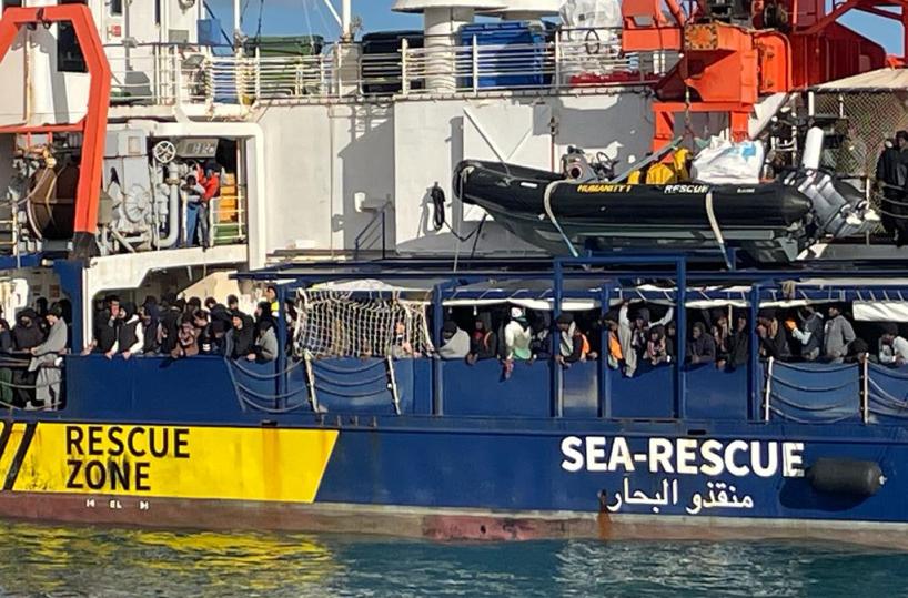 Bari, arrivata  in porto la Humanity 1: a bordo persone con segni di tortura