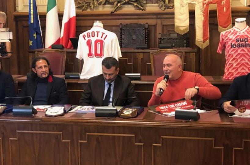 Il sindaco Decaro presenta il «Calendario del museo del Bari calcio 2023»