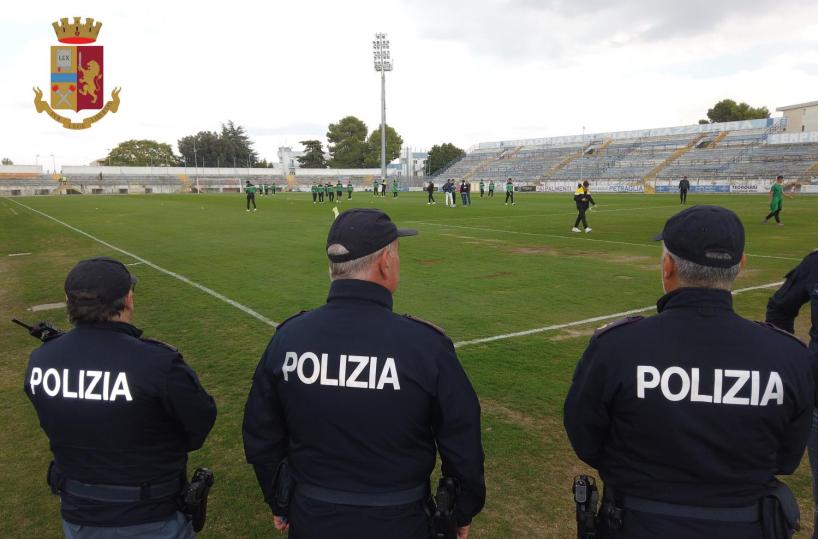 Petardi e fumogeni in campo: 10 daspo nel Materano