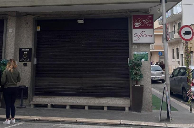 Bitritto, giovane morto in strada soffocato per 16 minuti, pm: «Barista indagato deve tornare in carcere»