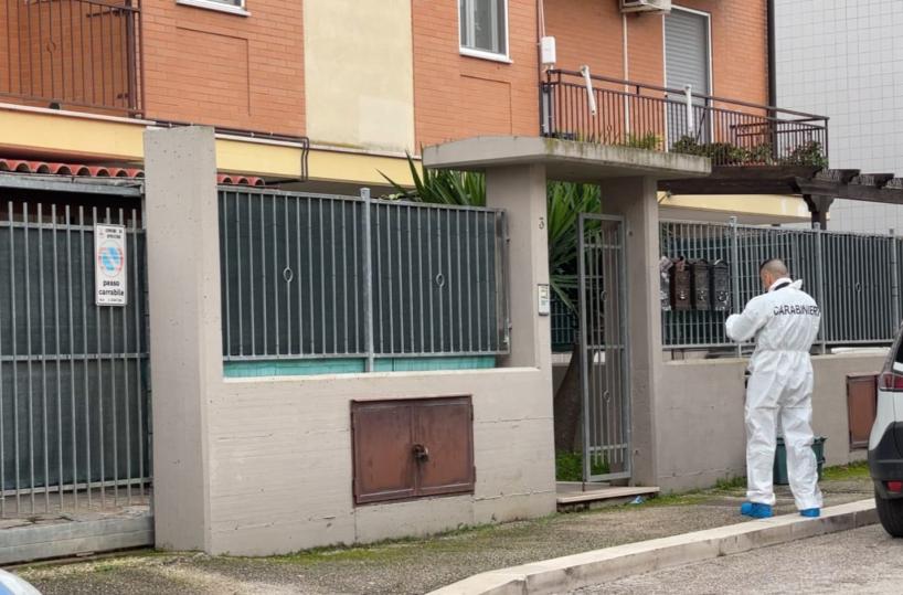 Apricena, donna uccisa in casa dal marito a colpi di pistola: indagano i carabinieri
