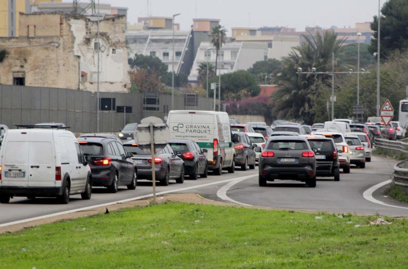 Bari, ingorghi su via Amendola: «Modificare il semaforo»