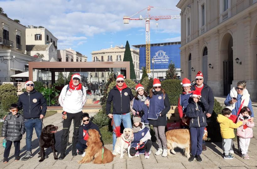 Bari, golden retriever e accompagnatori nella «Passeggiata natalizia a 6 zampe»