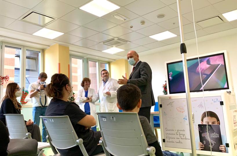 Sanità, Fondazione Bocelli dona pc e tablet a ospedale pediatrico Bari