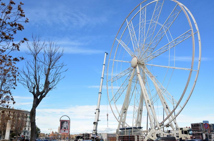 Bari, quella pazza idea di Natale: una pista sul ghiaccio vista mare