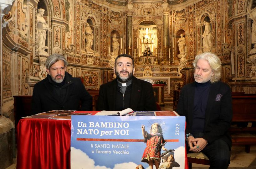 Taranto, il bambinello arriva in barca nella notte
