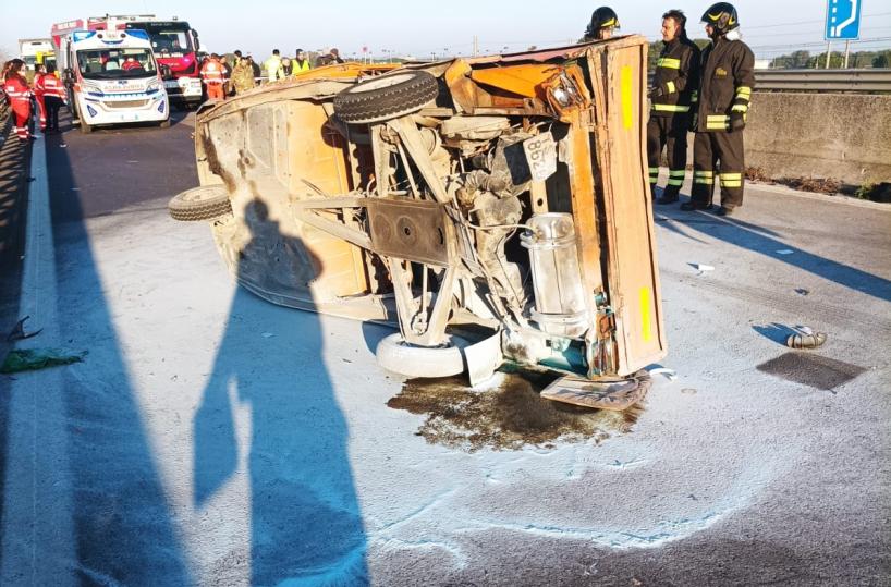 Auto contro motocarro sulla SS16 nella Bat: muore 48enne, due feriti in ospedale