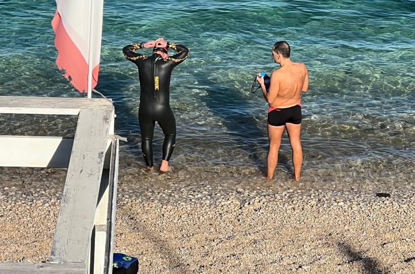Bisceglie, il sole splende e c'è chi ne approfitta per una nuotata
