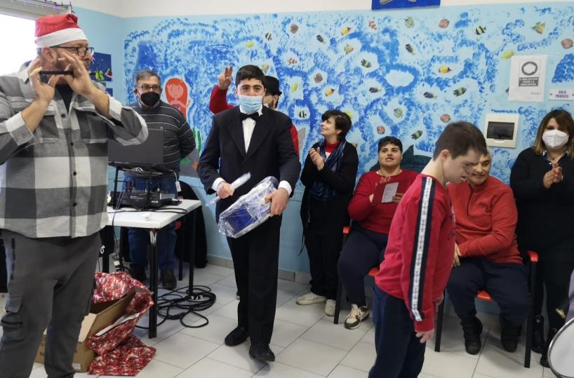 «Caro signor Emiliano, sono Marcello da Bari, mi regali un laboratorio per fare le luminarie?»