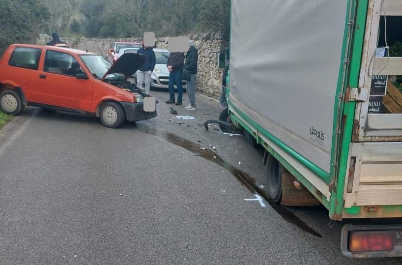 Fasano, auto contro camion: donna in ospedale per accertamenti