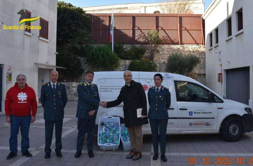 Barletta, 700 confezioni di acqua e tè sequestrati dalla GdF donati a mensa Caritas
