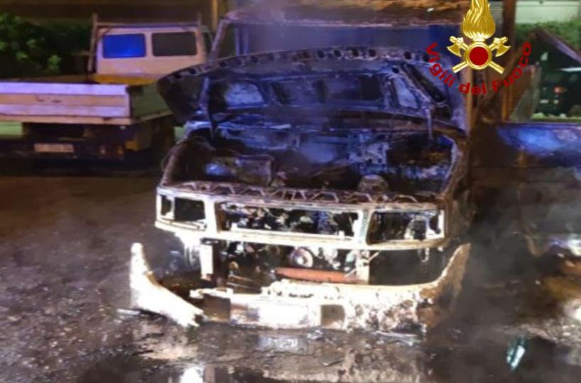 Ancora incendi nel Salento: a Galatone furgone distrutto, fiamme danneggiano anche un'Audi