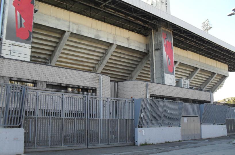 Foggia, bimbo recupera il pallone sugli spalti, il padre non lo consegna e aggredisce gli steward: daspo di 5 anni