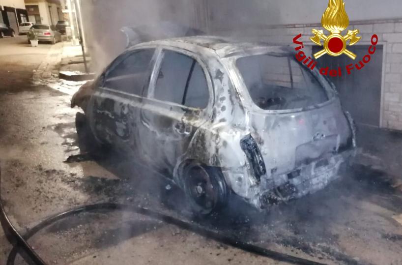 Incendio d'auto a Matino