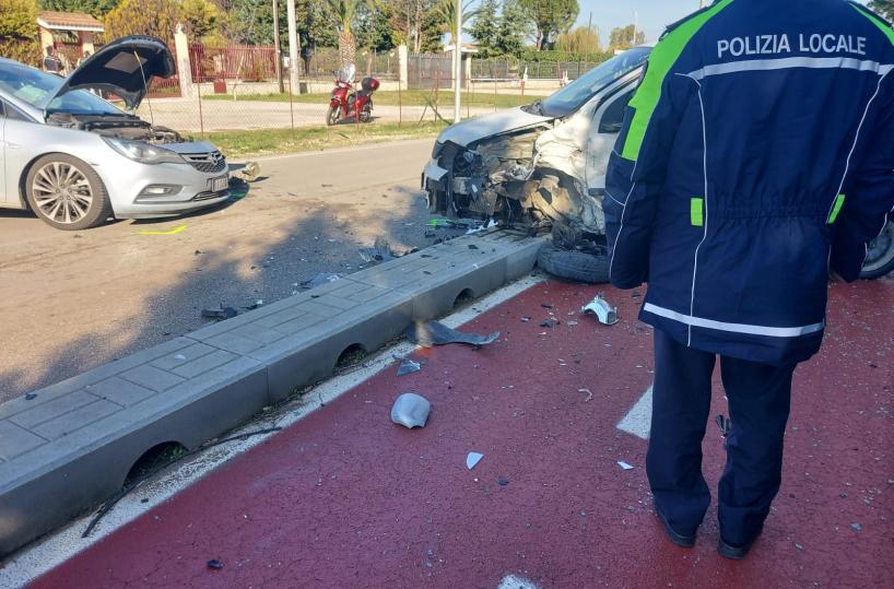Foggia, scontro frontale tra due auto, conducenti gravi in ospedale