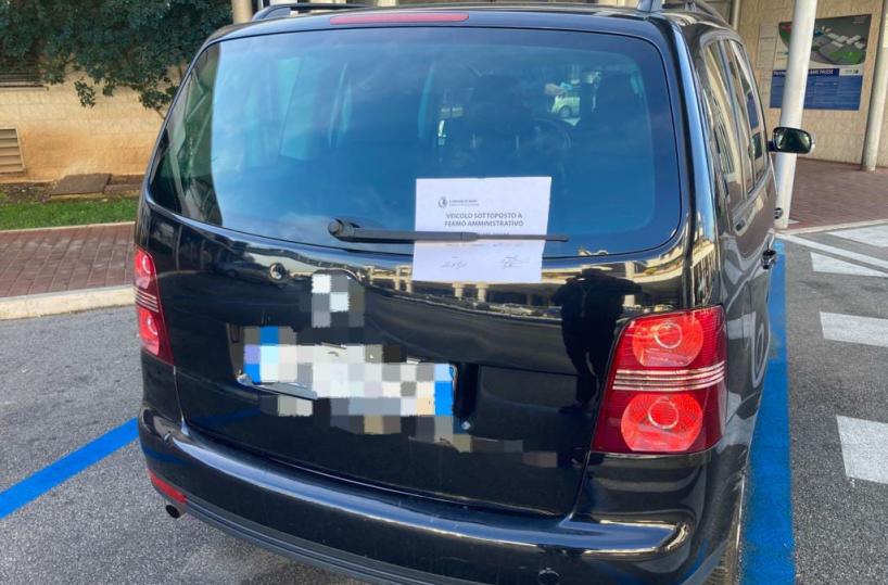 Bari, la Polizia locale scopre taxi abusivo all'aeroporto