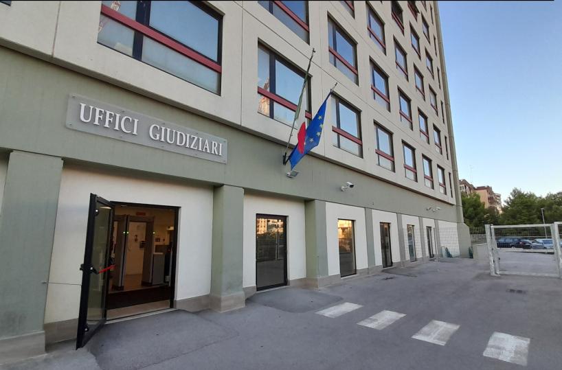 Bari, turiste francesi picchiate e violentate al Libertà: 21enne subito a processo
