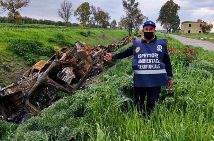 Manfredonia, carcasse d'auto nei campi
