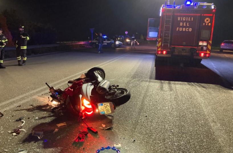 Lecce, scooter contro auto: una coppia di ragazzi grave in ospedale