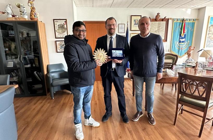 Matera, bengalese trova portafoglio pieno a terra e si mobilita per trovare proprietaria: il Comune lo ringrazia