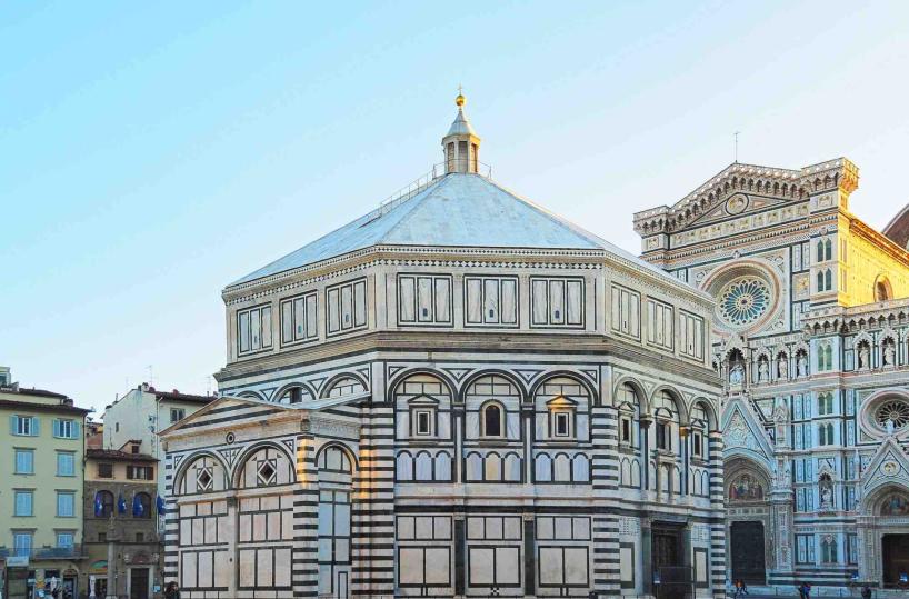 Firenze, coppia di turisti lega trolley a recinzione Battistero per andare a visitare Duomo: scatta l'allarme