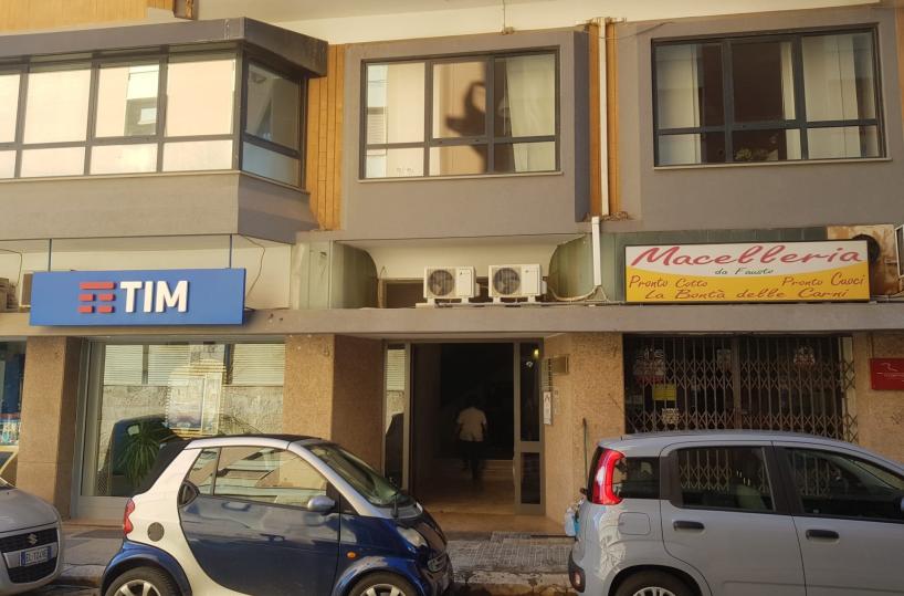 Brindisi, attentato allo studio di un noto avvocato: a fuoco la porta