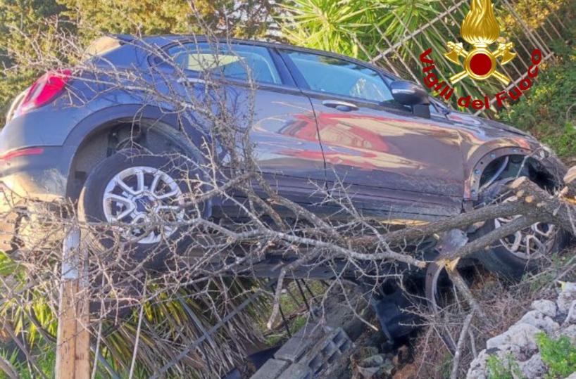 Tricase, perde il controllo e finisce con l'auto su un albero 