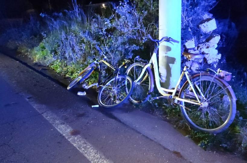 Investe con l'auto due migranti in bici e scappa: l'impatto sull'Alessano-Corsano