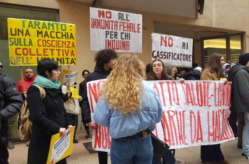 Taranto, sit-in sotto Prefettura contro decreto salva-Ilva