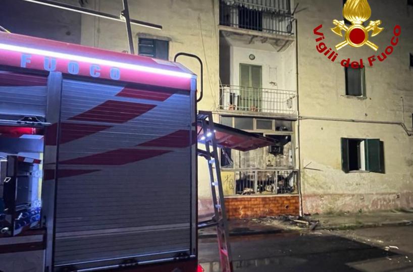 Notte di fuoco nel Salento: in fiamme appartamento a Lecce e un'auto a Casarano