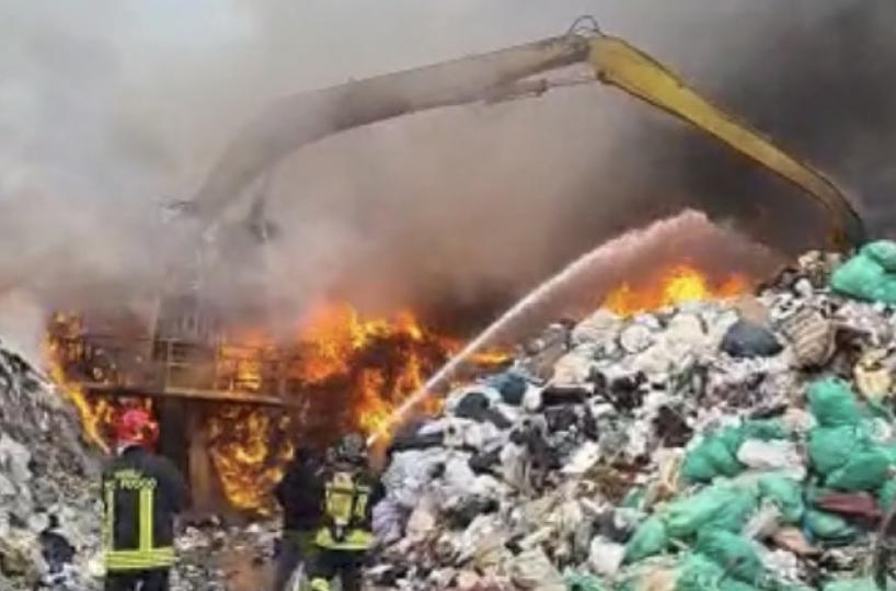 Incendio a Modugno, indagine sulle modalità di stoccaggio dei rifiuti