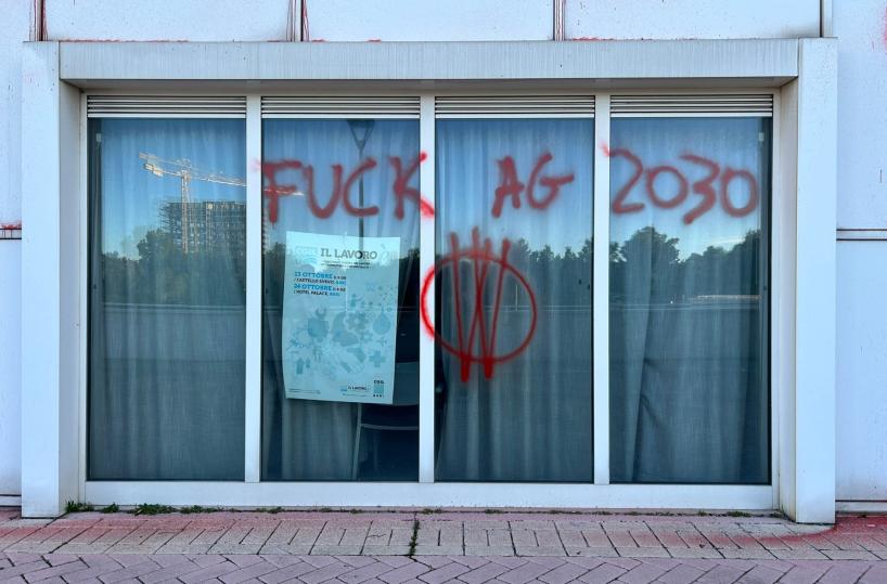 Imbrattati i muri della sede Cgil Bari, sindacato presenta denuncia
