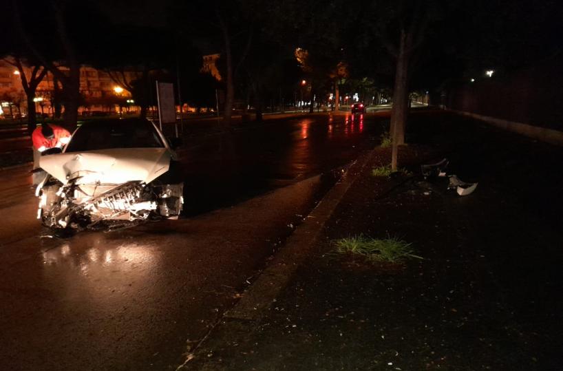 Foggia, auto fuoristrada in viale Primo Maggio: veicolo distrutto e autista illeso