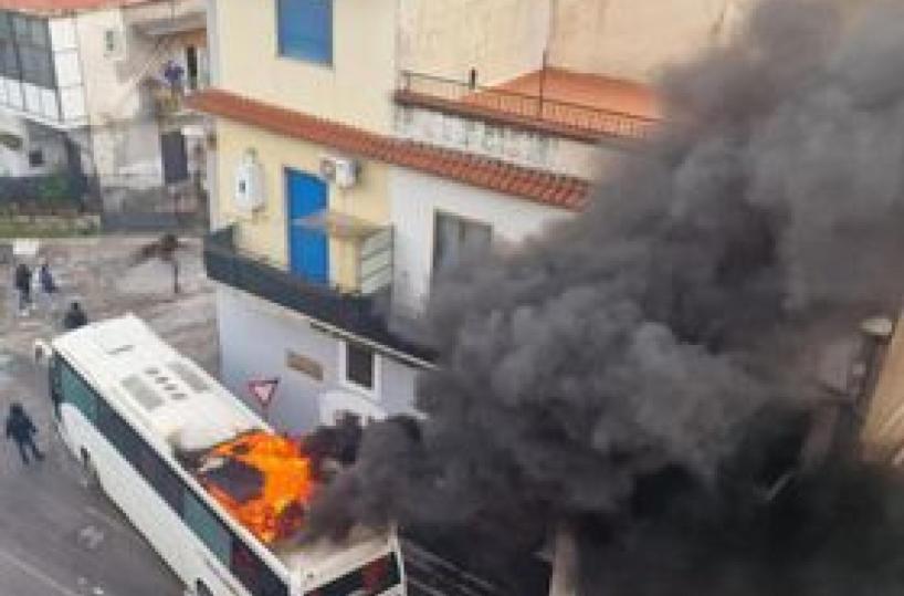 Calcio: guerriglia a Pagani, a fuoco autobus tifosi. Viminale: «Sanzioni esemplari»