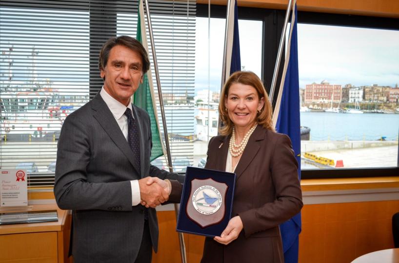La console generale statunitense Roberts-Pounds in visita al porto di Taranto