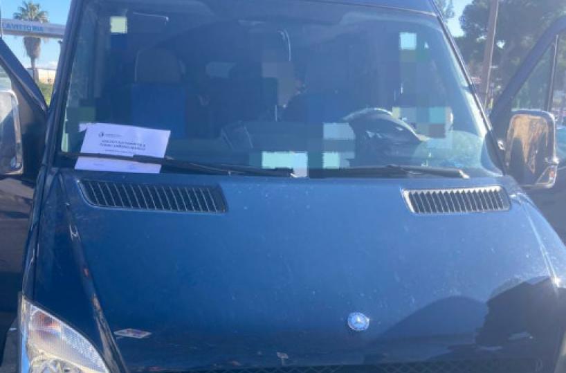 Bari, Polizia Locale ferma NCC abusivo con 13 passeggeri a bordo: li stava portando a Caserta