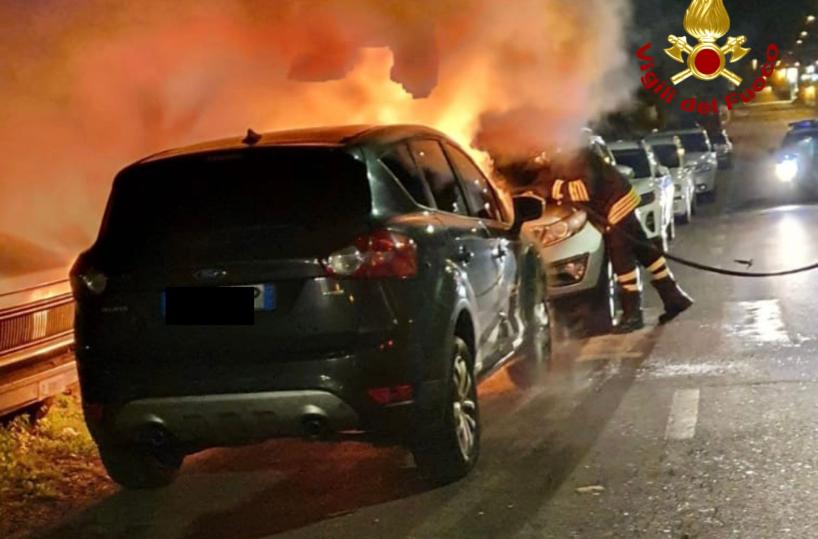 Gallipoli, fiamme divorano un'auto e ne danneggiano un'altra parcheggiata vicina