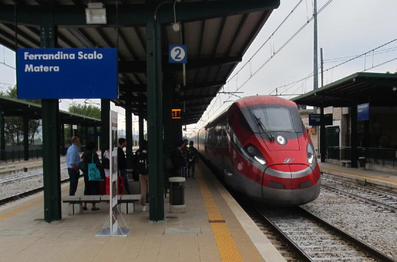 In Basilicata «Treni soppressi e scarse notizie sui bus sostitutivi»