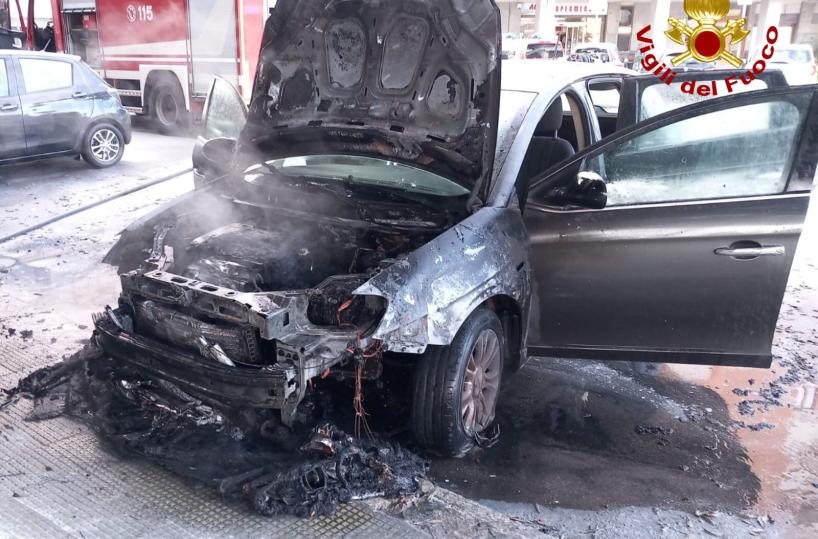 Lecce, auto in fiamme in Piazza Ariosto: per fortuna niente danni