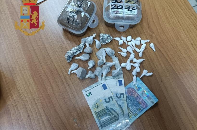Taranto, sul monopattino nel quartiere Tamburi per vendere droga: arrestato