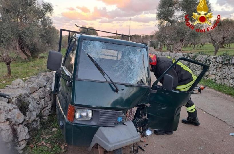 Ostuni, impatto nel pomeriggio tra auto e Apecar: due feriti